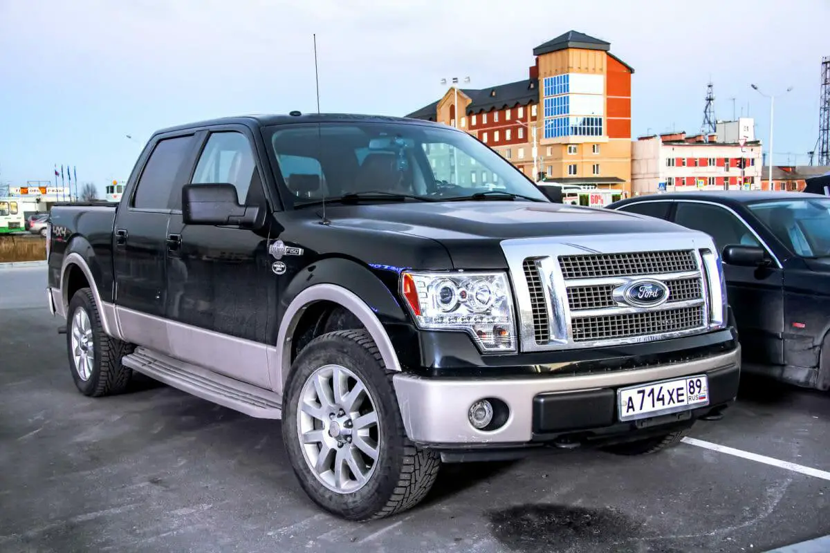 Ford F-150 negra del lado del pasajero delantero