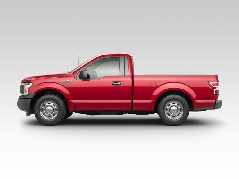 Ford F-2021 150 roja desde el lado del conductor