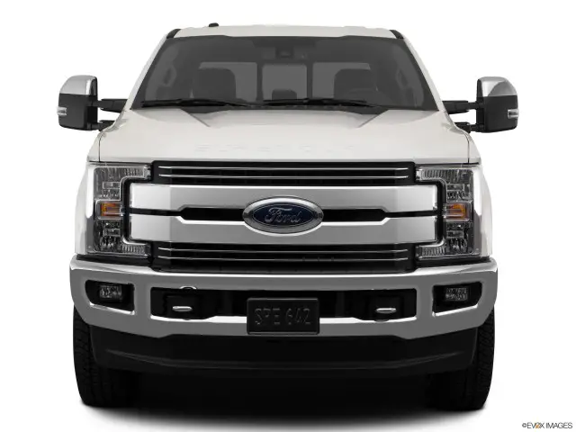 Ford F250 Lariat desde el frente