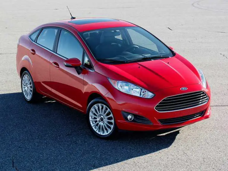 Ford Fiesta 2019 rojo desde el lado del pasajero delantero
