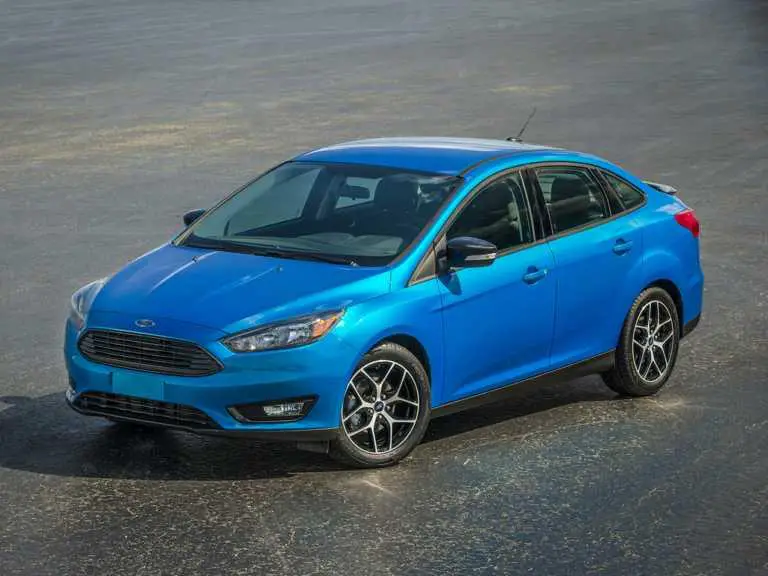 Ford Focus 2018 azul desde el lado del conductor delantero