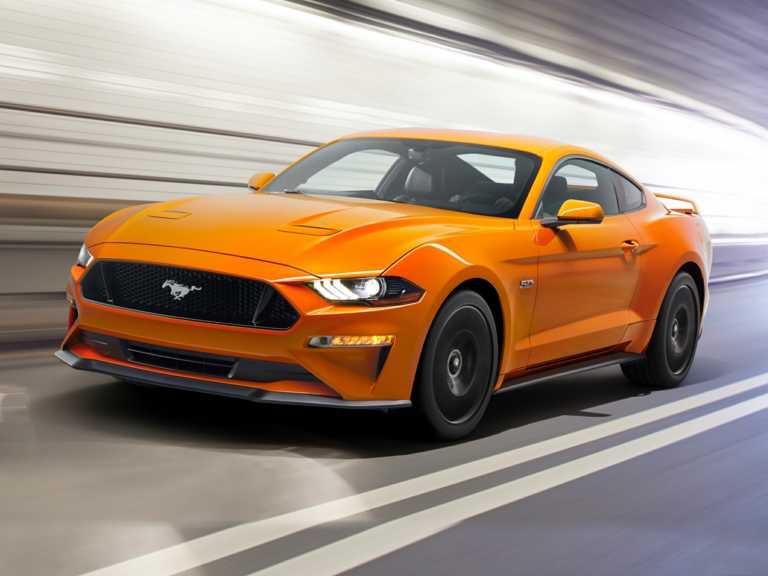 Ford Mustang 2020 naranja en movimiento