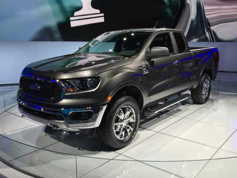 Ford Ranger 2021 negra desde el lado del conductor delantero