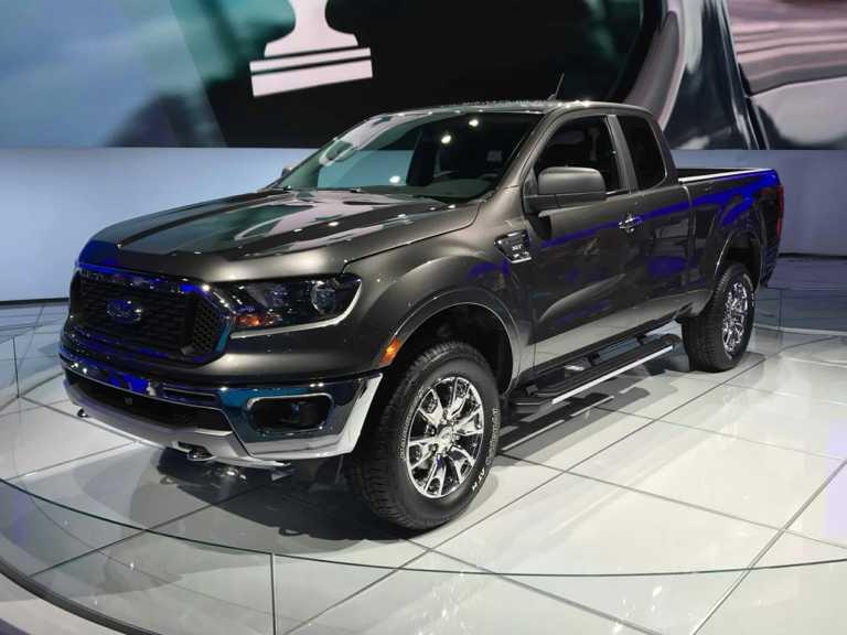 Ford Ranger 2021 negra desde el lado del conductor delantero