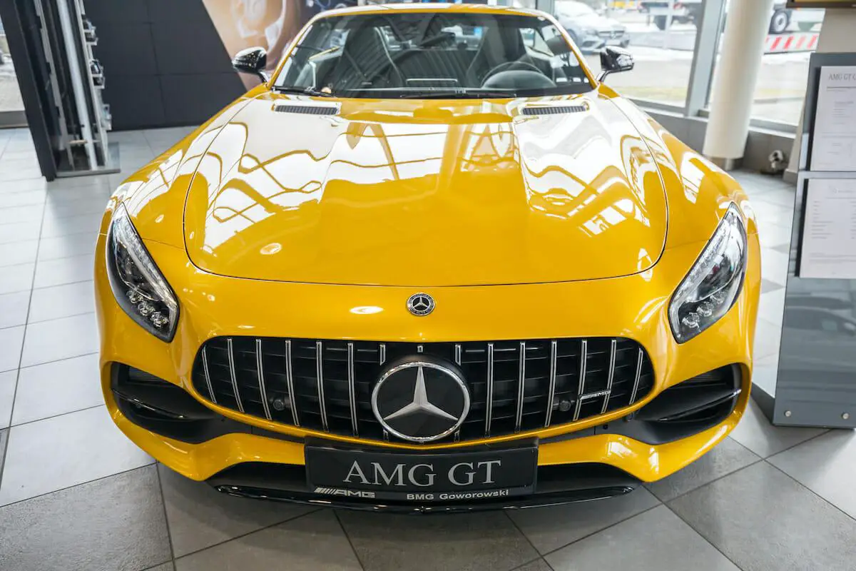 GDANSK, POLONIA - 13 DE FEBRERO DE 2018: Mercedes GT C Roadster amarillo en la sala de exposición de automóviles de Gdansk, Polonia. Mercedes GT C, un roadster fastback de 2 plazas producido por Mercedes-AMG