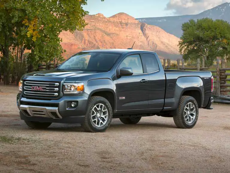 GMC Canyon 2020 negro desde el lado del conductor delantero