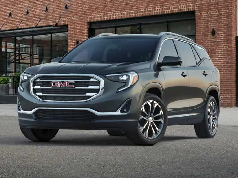 GMC Terrain 2019 gris desde el lado del conductor delantero