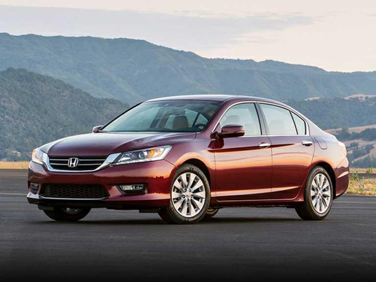 Honda Accord 2015 rojo con vista a las montañas