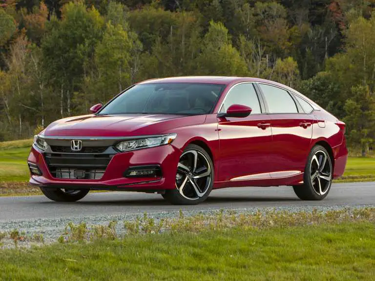 Honda Accord 2019 rojo desde el lado del conductor delantero