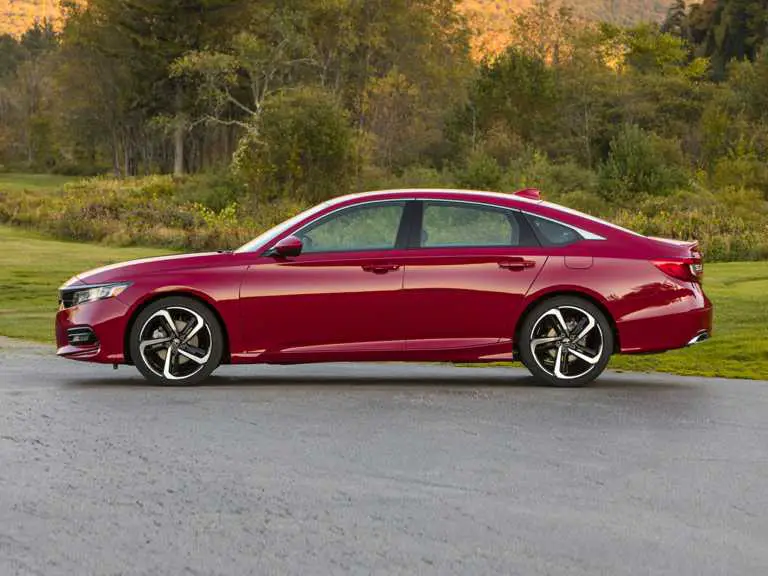 Honda Accord 2020 rojo desde el lado del conductor