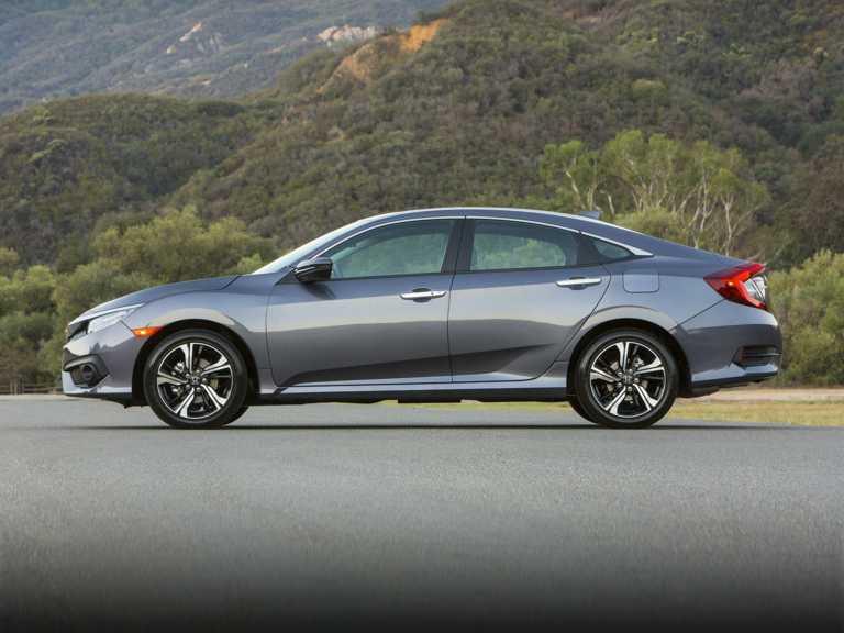 Honda Civic 2017 gris desde el lado del conductor