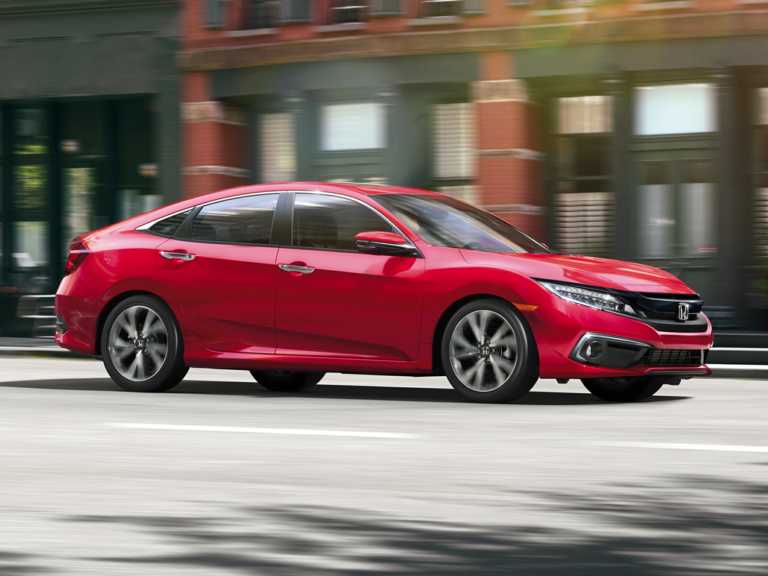 Honda Civic 2020 rojo en movimiento