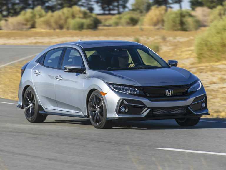 Honda Civic 2021 plateado en movimiento