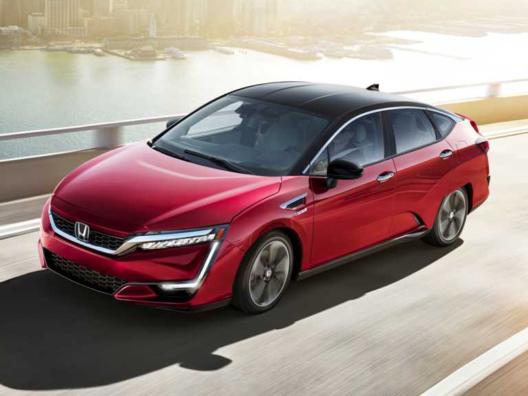 Honda Clarity en movimiento rojo 2020