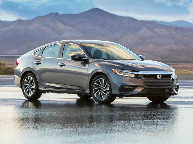 Honda Insight 2020 gris con vista a las montañas