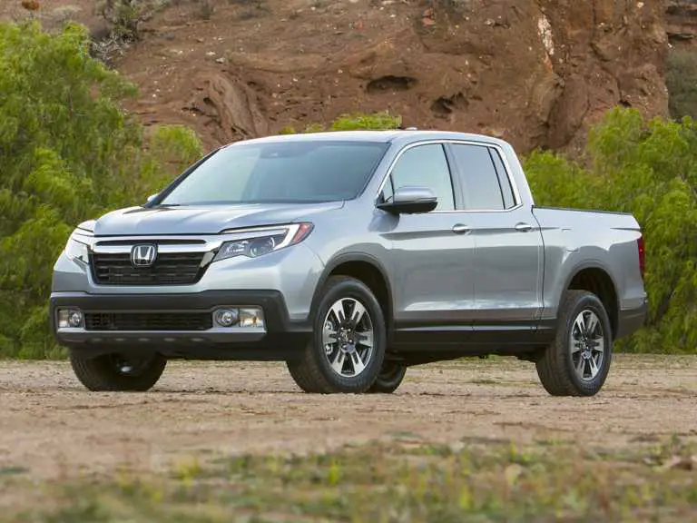 Honda Ridgeline 2020 gris desde el lado del conductor delantero