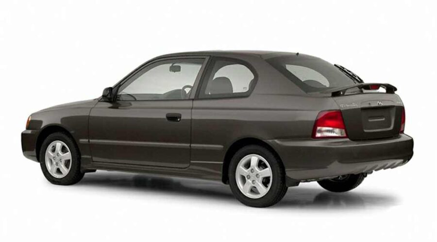 Hyundai Accent 2010 negro desde la parte delantera