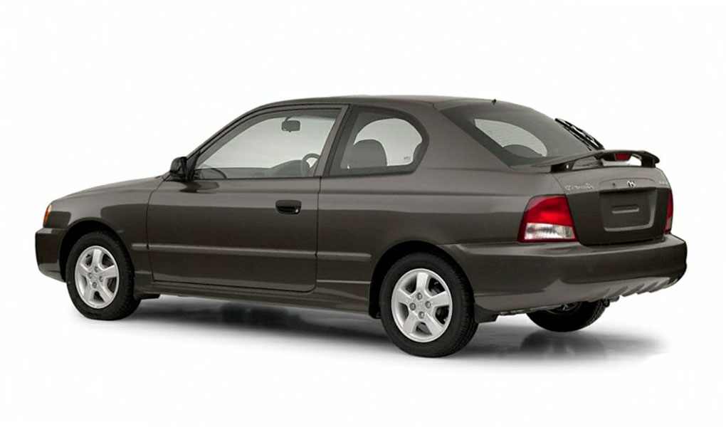 Hyundai Accent 2010 negro desde la parte delantera