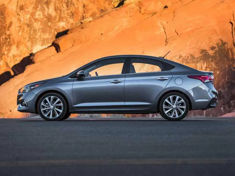 Hyundai Accent 2020 gris desde el lado del conductor