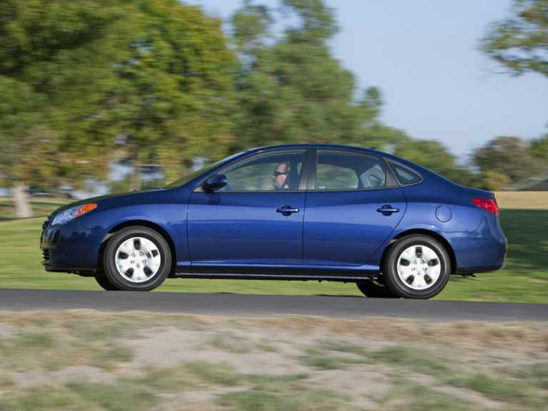 Hyundai Elantra 2010 azul en movimiento
