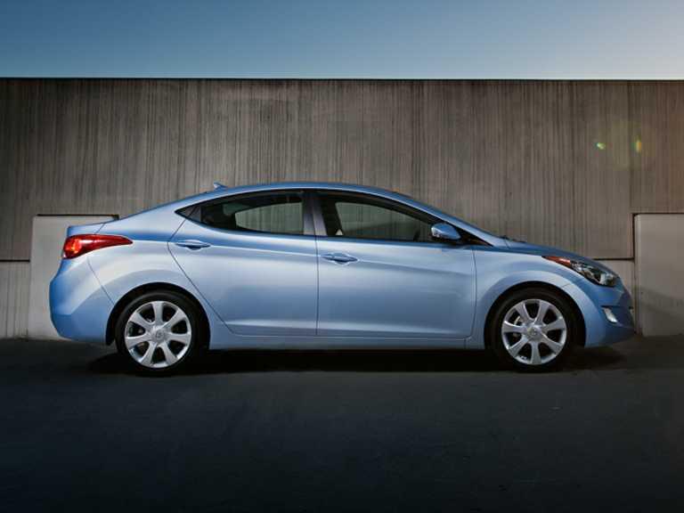 Hyundai Elantra 2011 azul desde el lado del pasajero