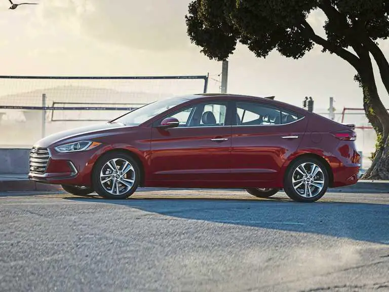 Hyundai Elantra 2017 rojo desde el lado del conductor