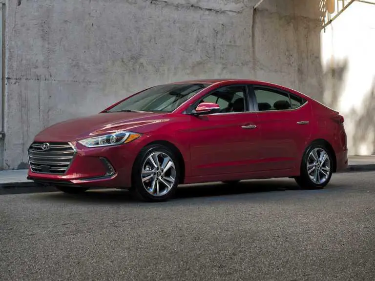 Hyundai Elantra 2017 rojo desde el lado del conductor delantero