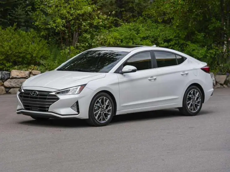 Hyundai Elantra 2020 blanco desde el lado del conductor delantero