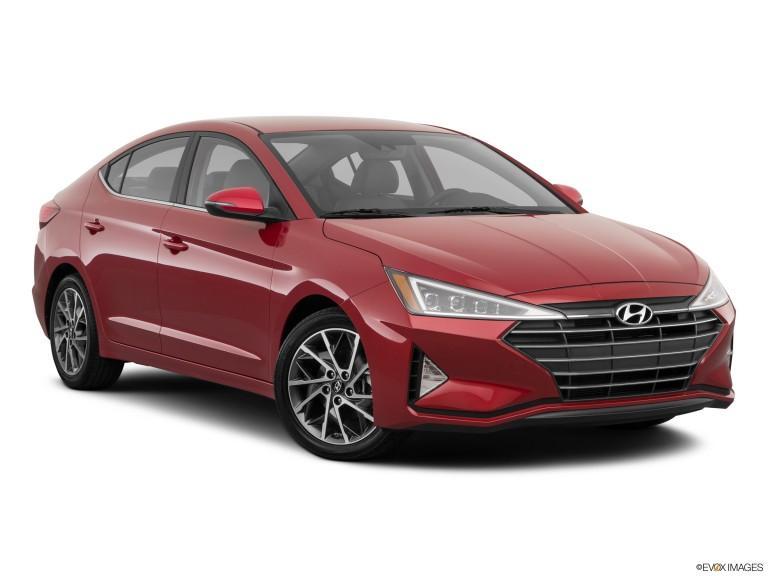 Hyundai Elantra 2020 rojo con fondo blanco