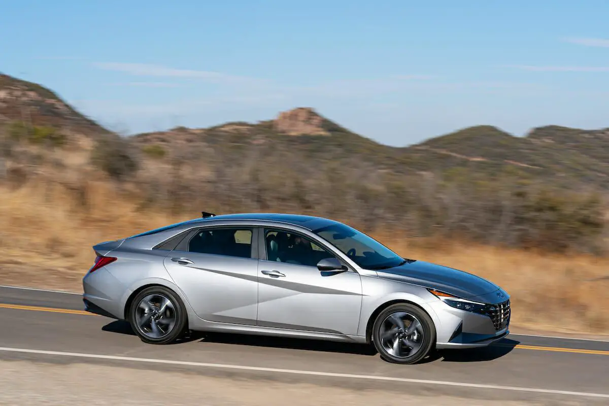 Hyundai Elantra 2021 - foto de Hyundai