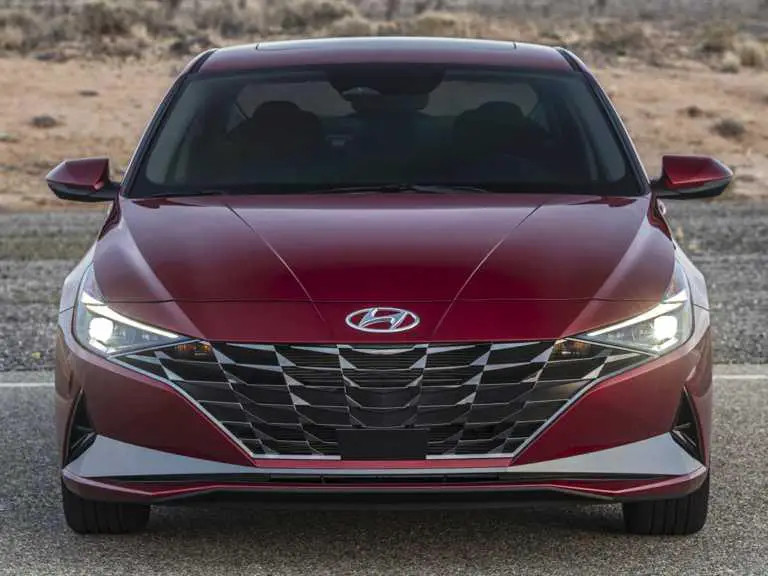Hyundai Elantra 2021 granate desde el frente