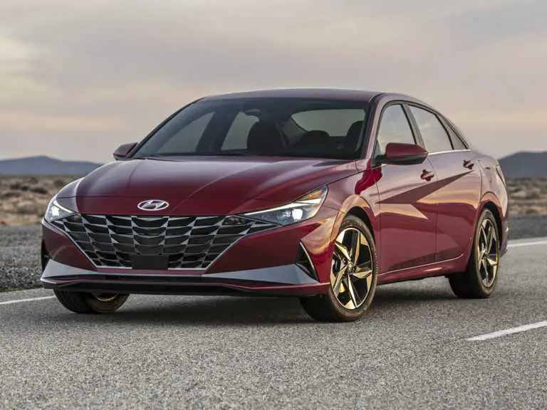 Hyundai Elantra 2021 rojo desde el lado del conductor delantero