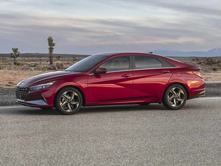 Hyundai Elantra 2021 rojo desde el lado del conductor delantero