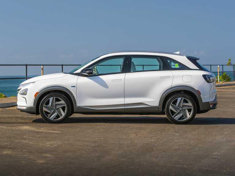 Hyundai Nexo 2020 blanco desde el lado del conductor