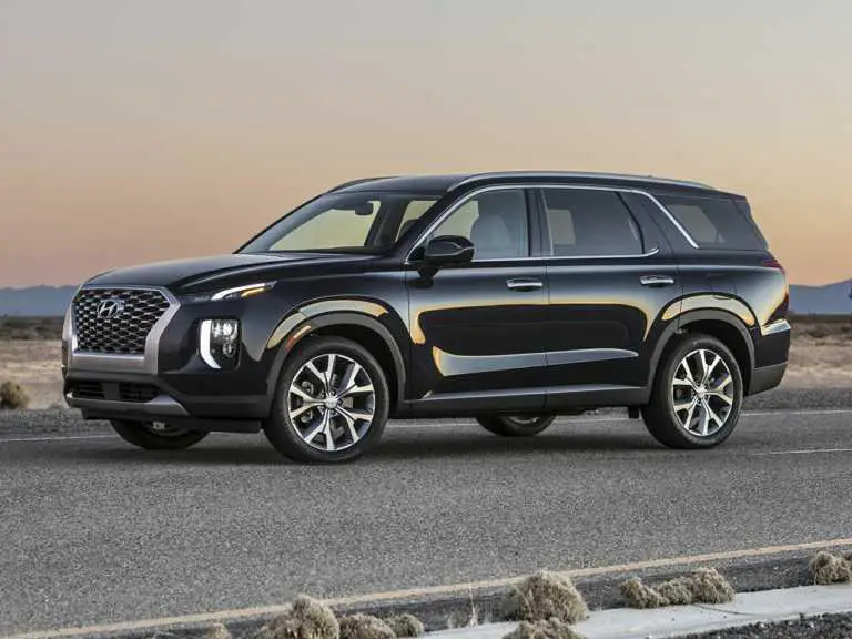 Hyundai Palisade 2020 negro desde el lado del conductor delantero