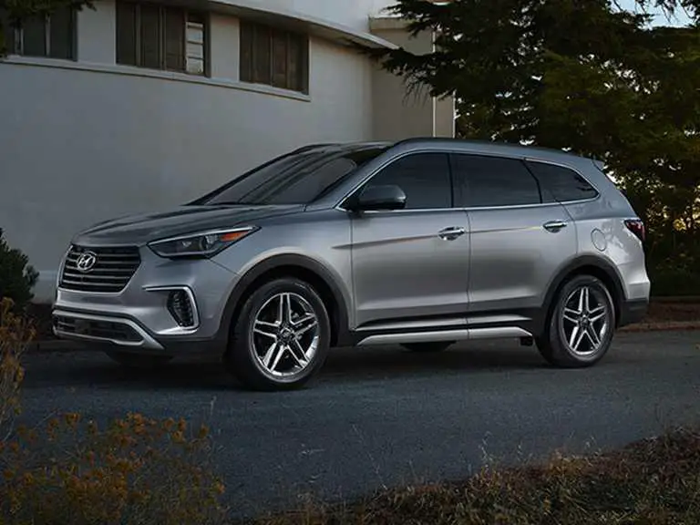 Hyundai Santa Fe 2017 plateado desde el lado del conductor delantero