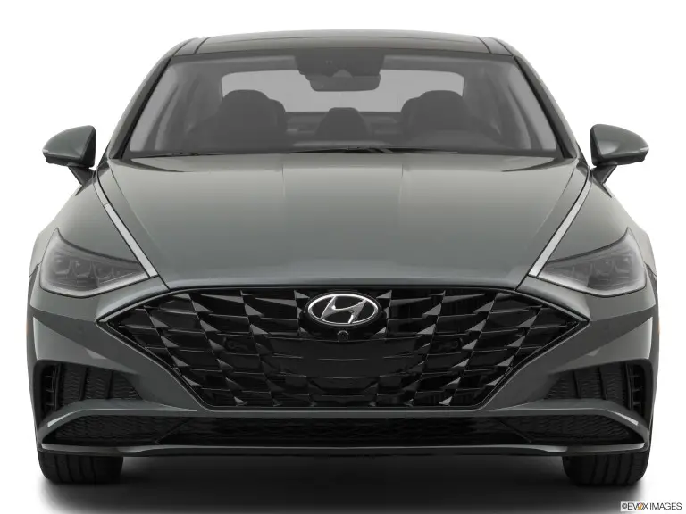 Hyundai Sonata Limited 2020 gris desde la parte delantera