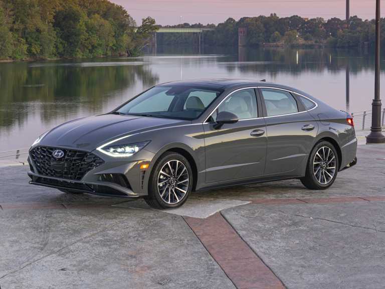 Hyundai Sonata 2020 gris desde el lado del conductor delantero