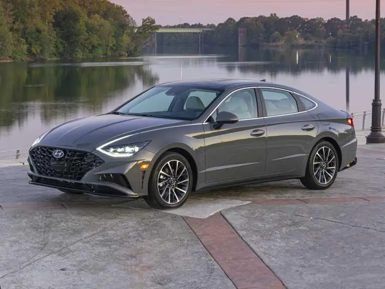 Hyundai Sonata 2020 gris desde el lado del conductor delantero