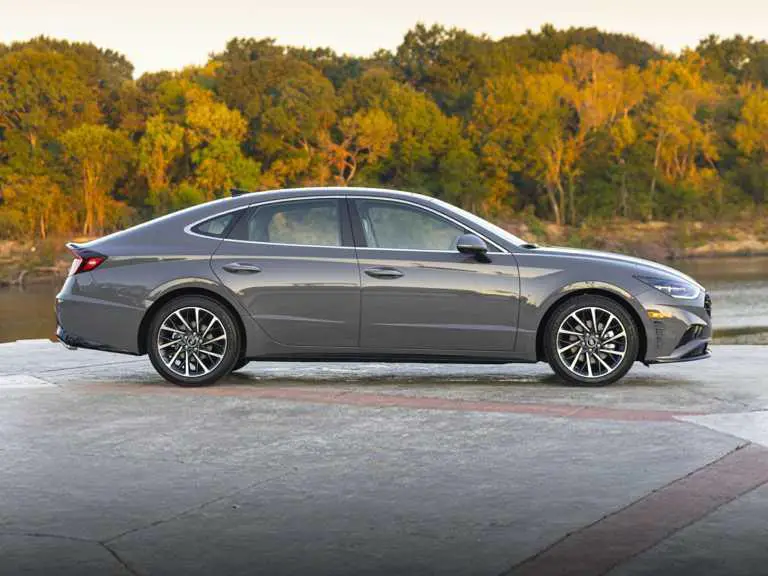 Hyundai Sonata 2020 gris desde el lado del pasajero