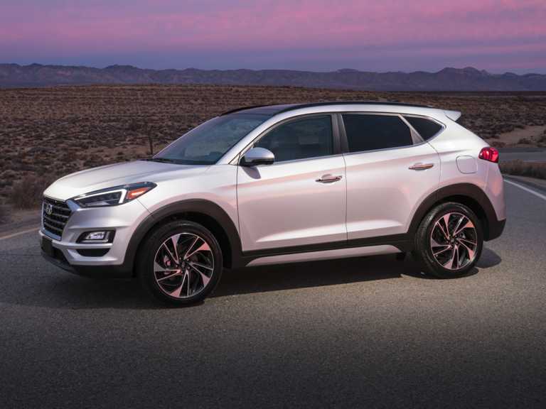 Hyundai Tucson 2020 plateado desde el lado del conductor delantero