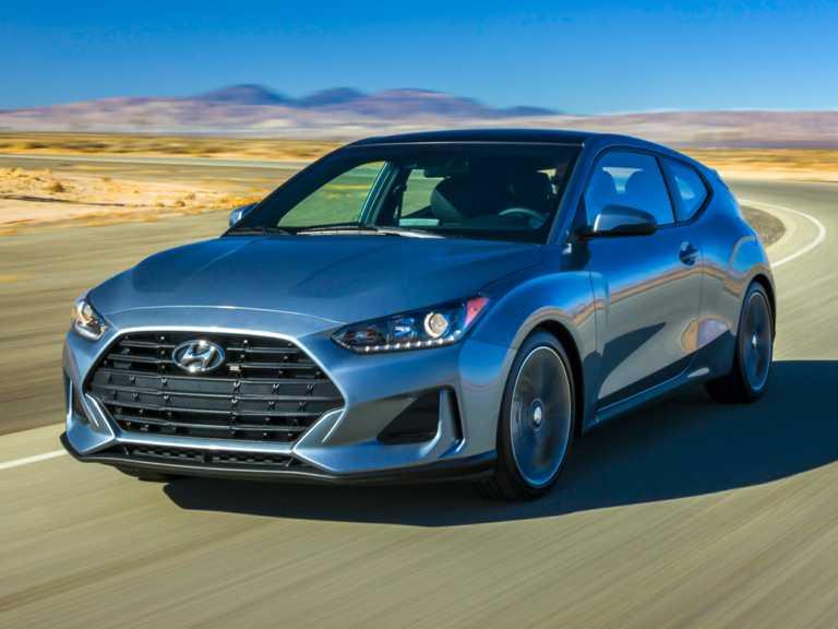 Hyundai Veloster 2021 gris en movimiento