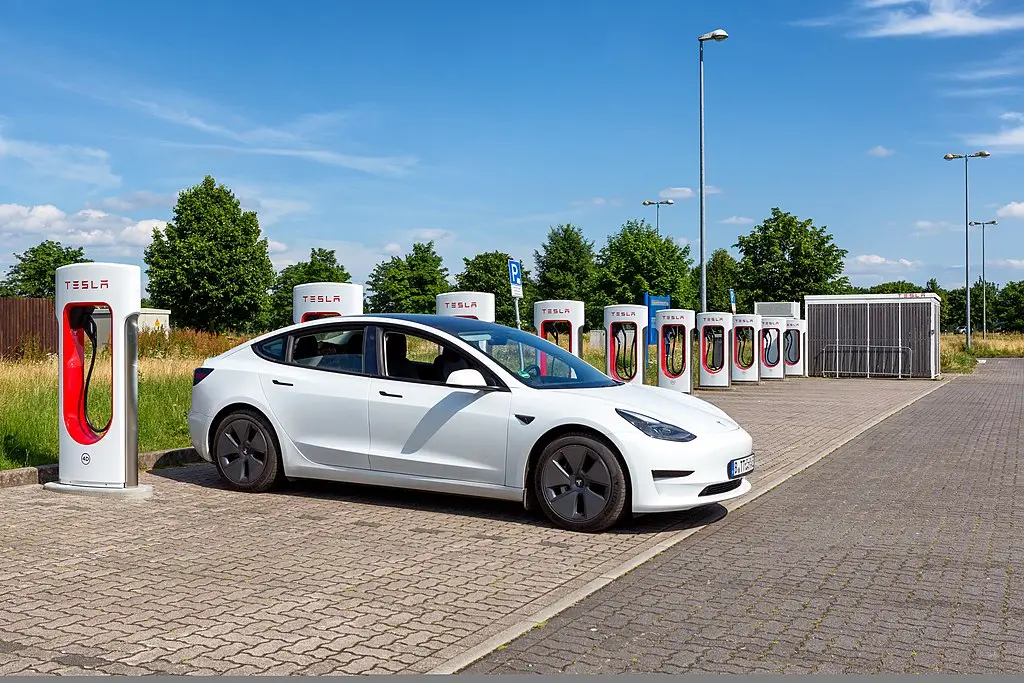 ¿Cuánto tiempo se tarda en cargar un Tesla? [Todos los modelos]