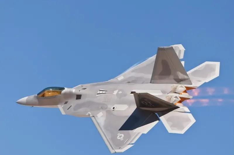5. Chengdu J-20 / F-22 Raptor