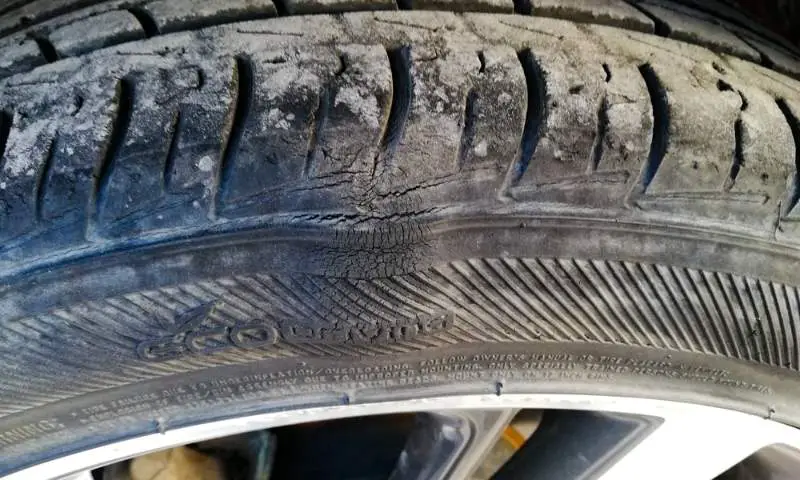 ¿Qué hace que el interior de un neumático se desgaste?