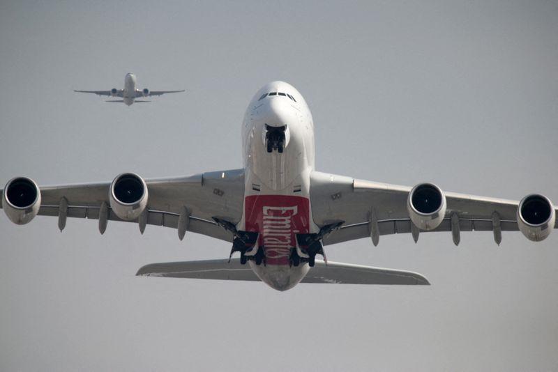 ¡El último superjumbo Airbus A380 dejó un mensaje en el cielo!