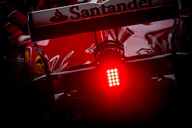 ¿Qué es la luz en la parte trasera de los coches de F1?