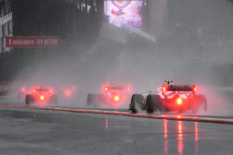 ¿Qué es la luz en la parte trasera de los coches de F1?