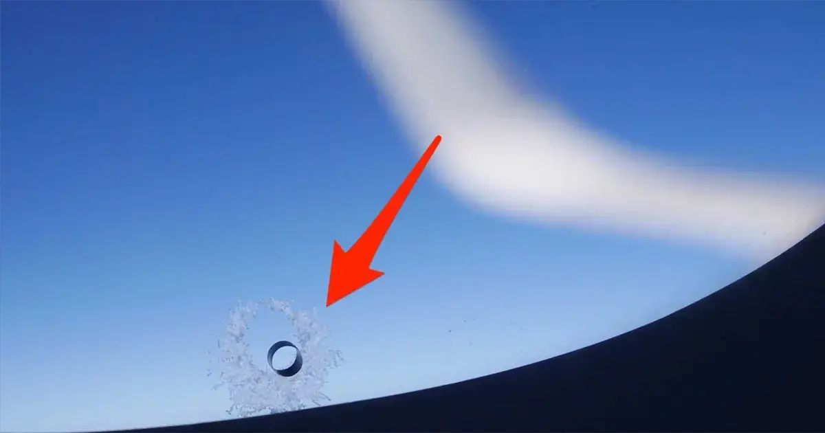 ¿Qué es el pequeño agujero en las ventanas del avión?