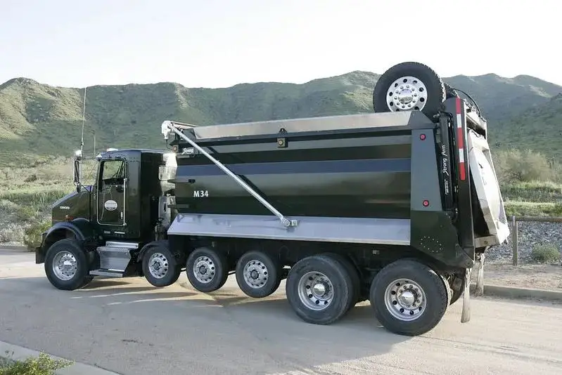 Camión grande con 3 ruedas fuera del suelo